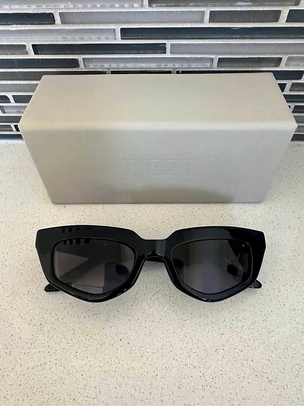 DEZI On Read Black Sunglasses